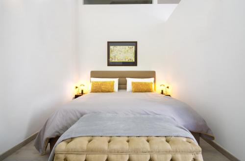 1 dormitorio con 1 cama grande y 2 lámparas en B1flat Mergellina - Napoli, en Nápoles
