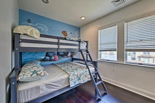 una camera con letto a castello di Home with Water Views, 1 Mi to BoardwalkandCasinos ad Atlantic City