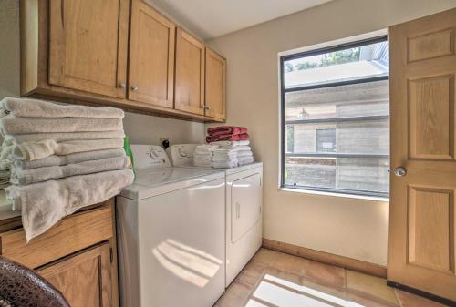 Dapur atau dapur kecil di Welaka House with Private Dock on St Johns River