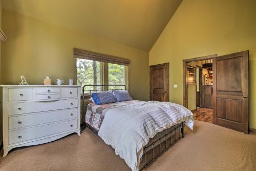 Ένα ή περισσότερα κρεβάτια σε δωμάτιο στο Incredible Lake Arrowhead Home with Views and Decks!