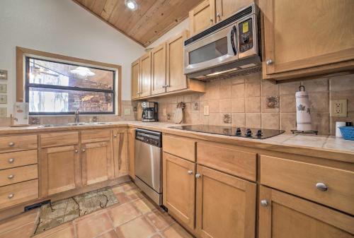 Dapur atau dapur kecil di Welaka House with Private Dock on St Johns River