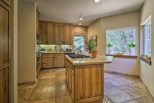 Η κουζίνα ή μικρή κουζίνα στο Incredible Lake Arrowhead Home with Views and Decks!