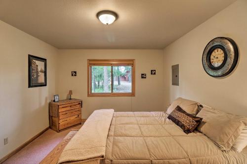 Un ou plusieurs lits dans un hébergement de l'établissement Trego Cabin with Mountain Views and Lake Access!