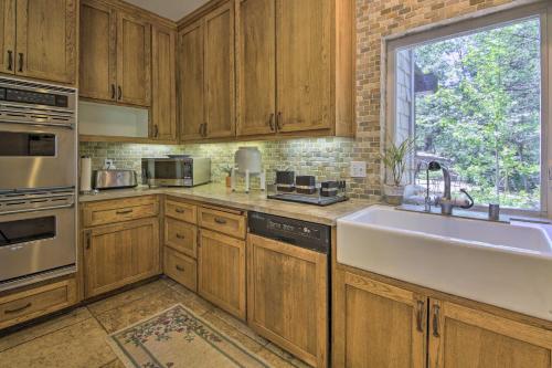 Η κουζίνα ή μικρή κουζίνα στο Incredible Lake Arrowhead Home with Views and Decks!