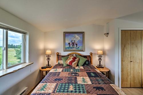 1 dormitorio con 1 cama con 2 lámparas y una ventana en Columbia Falls Home 19 Mi to Glacier National Park en Columbia Falls