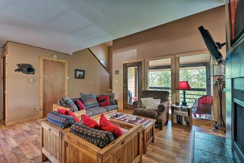 Posezení v ubytování Cabin-Style Condo with Deck Near Angel Fire Resort