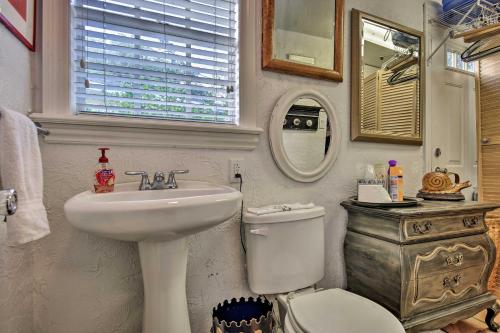 Salle de bains dans l'établissement Altamonte Springs Home with Canoe on Lake Marion