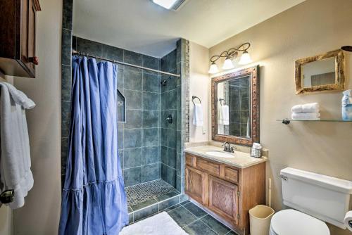 ein Bad mit einer Dusche und einem Waschbecken in der Unterkunft Spacious Rustic Condo with Deck, Short Walk to Slopes in Angel Fire