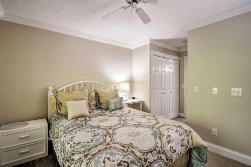 een slaapkamer met een bed en een plafondventilator bij Harbor Springs Condo about 6 Mi to Lake Michigan! in Harbor Springs