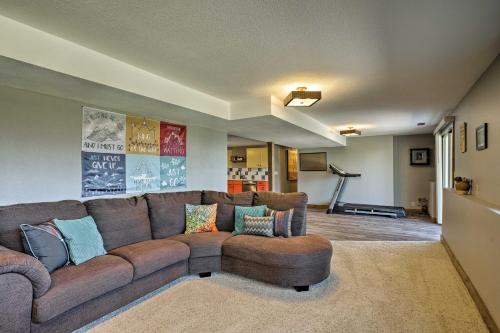 una sala de estar con un gran sofá marrón en una habitación en Bright, Renovated Apartment with Views of Pikes Peak, en Colorado Springs