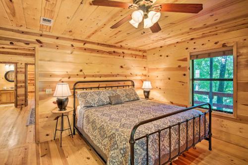 A bed or beds in a room at Broken Bow Cabin with Deck on Mountain Fork River!