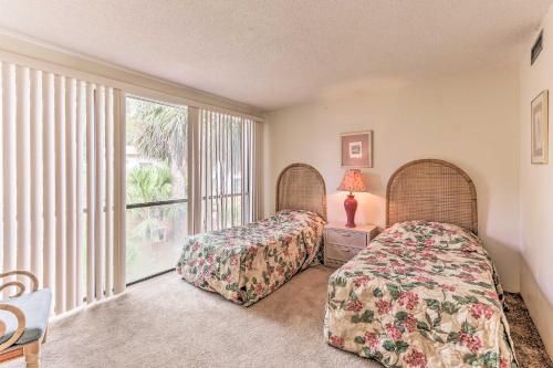 Ένα ή περισσότερα κρεβάτια σε δωμάτιο στο Patio and Walk to Beach Hilton Head Island Townhome