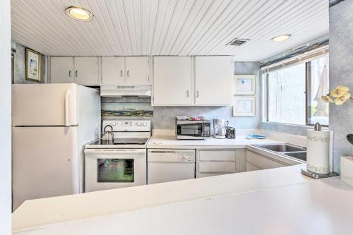 Patio & Walk to Beach: Hilton Head Island Townhome photo 15