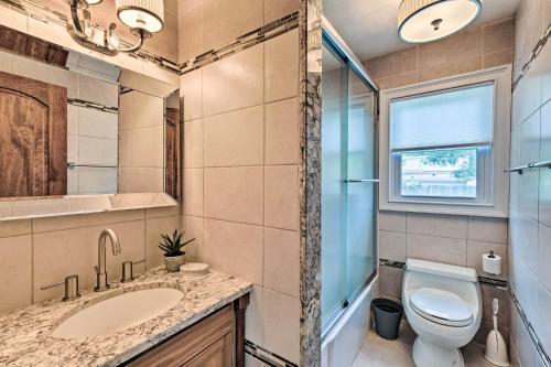 un bagno con un water, un lavandino e una finestra di Hamptons Bay Home on Shinnecock Bay with Yard! a Hampton Bays