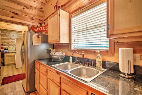 Ett kök eller pentry på Broken Bow Cabin with Deck on Mountain Fork River!