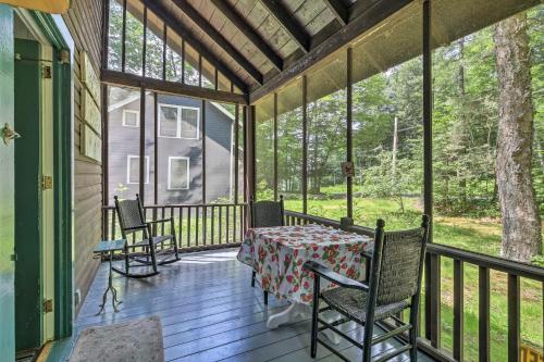 Μπαλκόνι ή βεράντα στο Saranac Lake Cabin with Beach Access