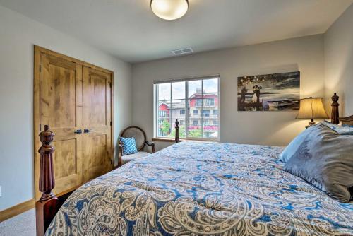 - une chambre avec un grand lit et une fenêtre dans l'établissement Mcall Townhome with Garage Walk to Payette Lake!, à McCall