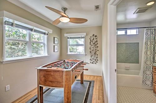 Ένα μπάνιο στο Oceanside Home with Yard - Walk to Beach and Pier