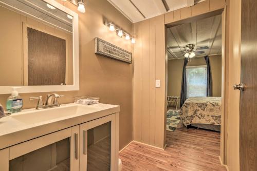 Ванна кімната в Family Home with Deck on Kentucky Lake!