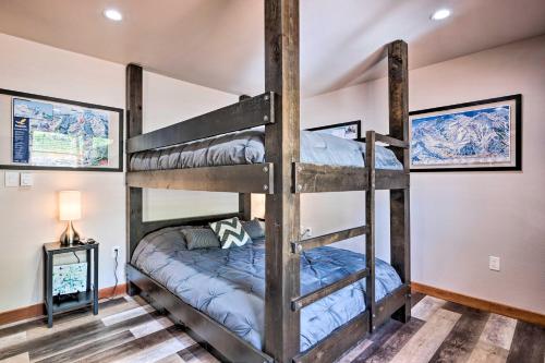 Solitude Mountain Resort Condo at Lift Base! في Solitude: غرفة نوم بسريرين بطابقين في غرفة