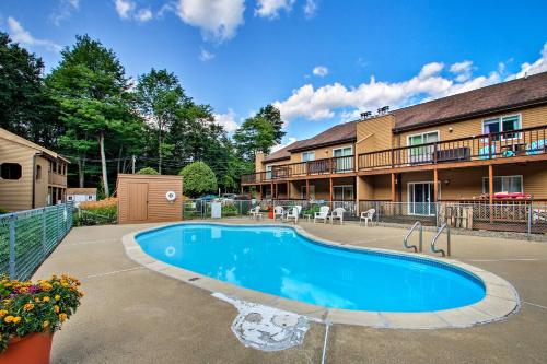 a swimming pool in the courtyard of a apartment complex at Lincoln Condo with Balcony - 6 Mi to Loon Mtn! in Lincoln