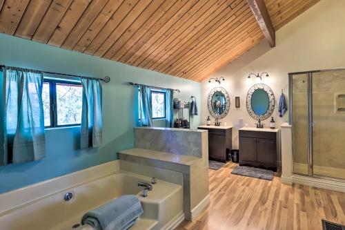 Bathroom sa Prescott Cabin with Gas Grill about 10 Min To Downtown!