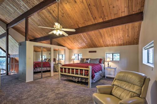 um quarto com uma cama e um tecto de madeira em Prescott Cabin with Gas Grill about 10 Min To Downtown! em Prescott