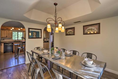 Φωτογραφία από το άλμπουμ του 3 Mi to Downtown Cabin with Gas Grill in Prescott σε Πρέσκοτ