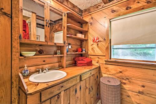 Ванна кімната в Rustic Bradford Cottage - 14 Miles to Sunapee Mtn!