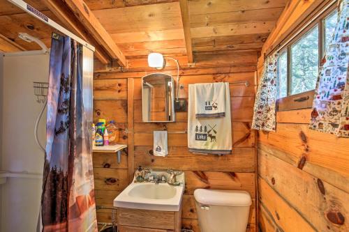 Koupelna v ubytování Rustic Hayward Cabin With Spider Lake Access!