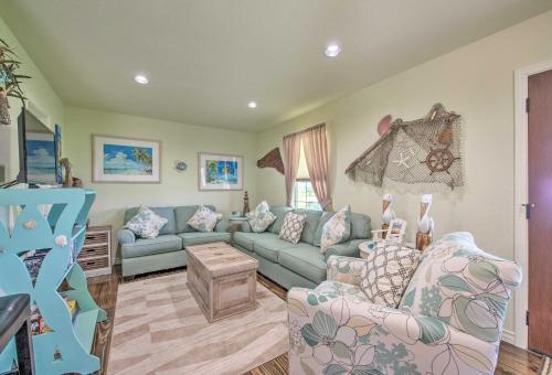 Fotografie z fotogalerie ubytování Half-Mi to Seadrift Harbor Seadrift Home with Deck v destinaci Seadrift