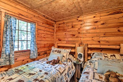 Postel nebo postele na pokoji v ubytování Rustic Hayward Cabin With Spider Lake Access!