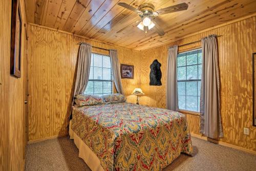 Llit o llits en una habitació de Broken Bow Cabin with Hot Tub, Near Hiking and Fishing