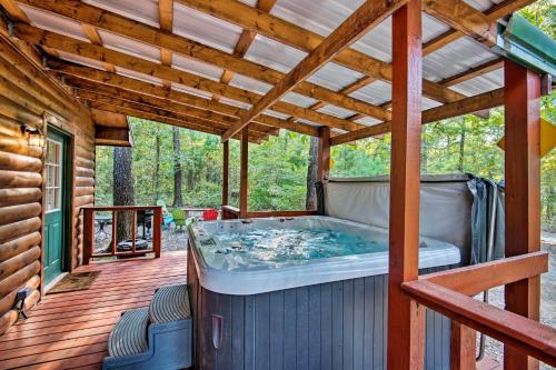 Φωτογραφία από το άλμπουμ του Broken Bow Cabin with Hot Tub, Near Hiking and Fishing σε Stephens Gap