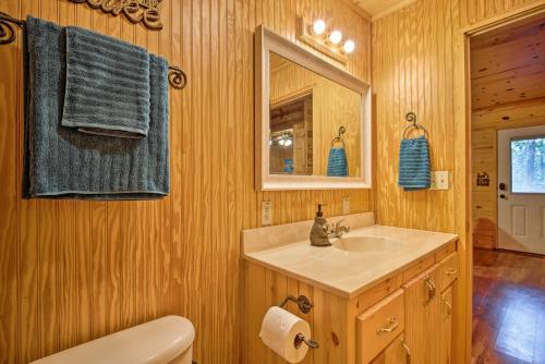 Bathroom sa Serene Broken Bow Cabin with Hot Tub and Fire Pit