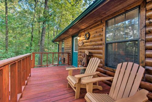 Μπαλκόνι ή βεράντα στο Broken Bow Cabin with Hot Tub, Near Hiking and Fishing