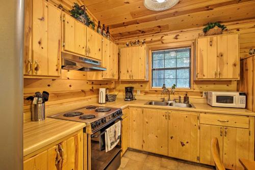 Η κουζίνα ή μικρή κουζίνα στο Broken Bow Cabin with Hot Tub, Near Hiking and Fishing