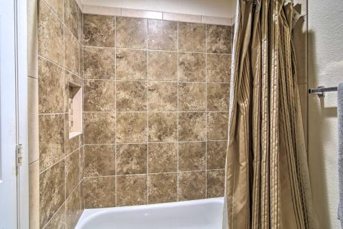 y baño con bañera y cortina de ducha. en Scottsdale Condo Community Pool, Walkable Area, en Scottsdale