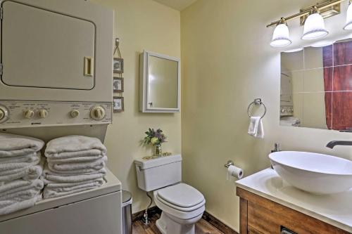 een badkamer met een wastafel, een toilet en een spiegel bij Tobyhanna Escape about 15 Mi to Camelback Ski Resort! in Tobyhanna