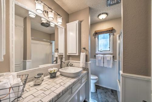 ein Badezimmer mit Waschbecken und Toilette in der Unterkunft 14 Mi to Ski Apache Ruidoso Home with Deck and Grill! in Ruidoso