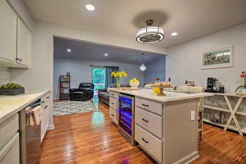 Una cocina o cocineta en Less Than 2 Mi to the Big House Family-Friendly Home!