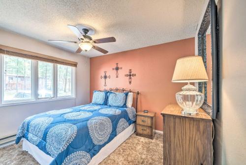 ein Schlafzimmer mit Bett und Deckenventilator in der Unterkunft 14 Mi to Ski Apache Ruidoso Home with Deck and Grill! in Ruidoso