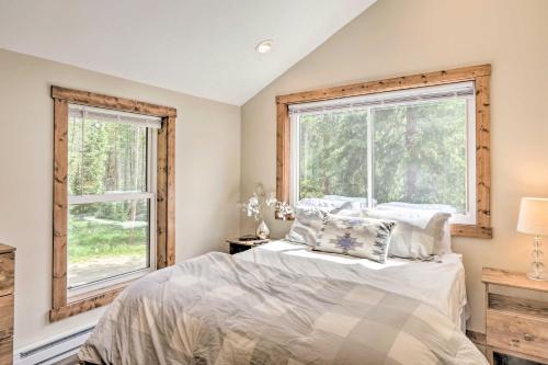 Ένα ή περισσότερα κρεβάτια σε δωμάτιο στο Breckenridge Retreat with Hot Tub and Mountain Views!