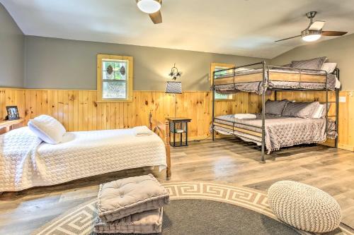 2 Betten in einem Zimmer mit Holzwänden in der Unterkunft Red River Gorge Cabin with Private Hot Tub! in Rogers