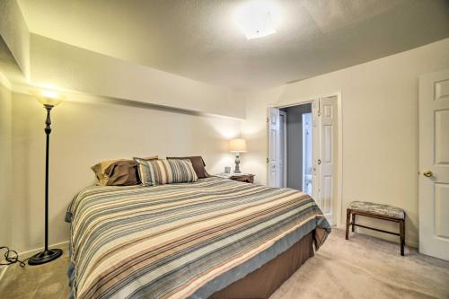Un dormitorio con una cama y una lámpara. en Walkout Apartment with Mtn View on Cortez Ranch, en Cortez