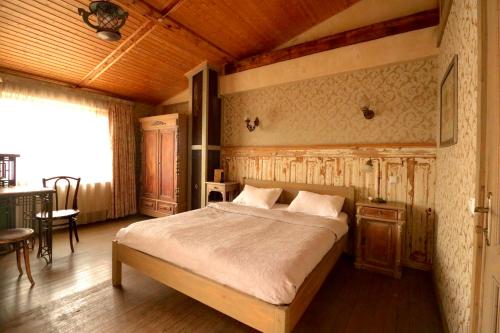 Katil atau katil-katil dalam bilik di Artists Residence in Tbilisi