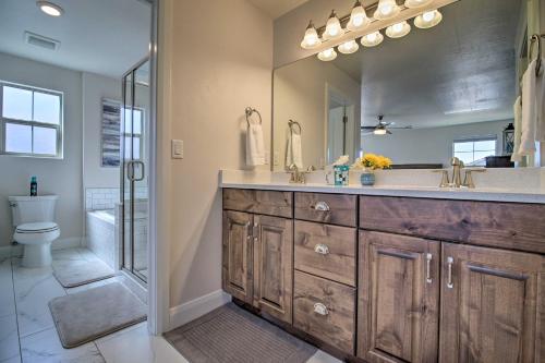 Un baño con lavabo, inodoro y espejo. en Modern Washington Home - Pool and Trail Access!, en Washington