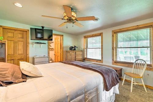 Imagen de la galería de Family Home with Hot Tub - Walk to Johnson Lake!, en Donald Price Mobile Home Park