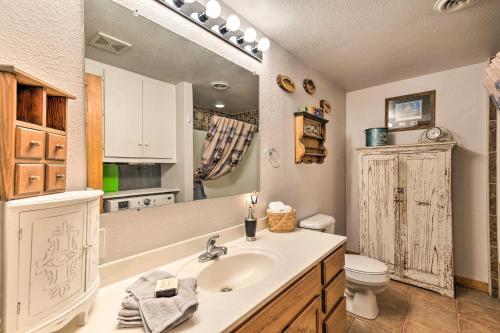 Imagen de la galería de Family Home with Hot Tub - Walk to Johnson Lake!, en Donald Price Mobile Home Park