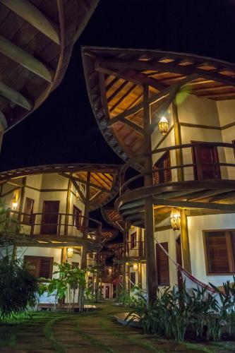 a group of houses at night at Hotel Villa Balidendê in Barra Grande
